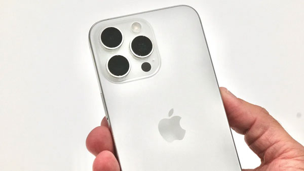 iPhone 15 Pro Max Titan Trắng khi cầm trên tay